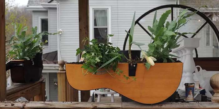 Repurposed Guitar Planter #gardenplanter #diygardenplanter #decorhomeideas