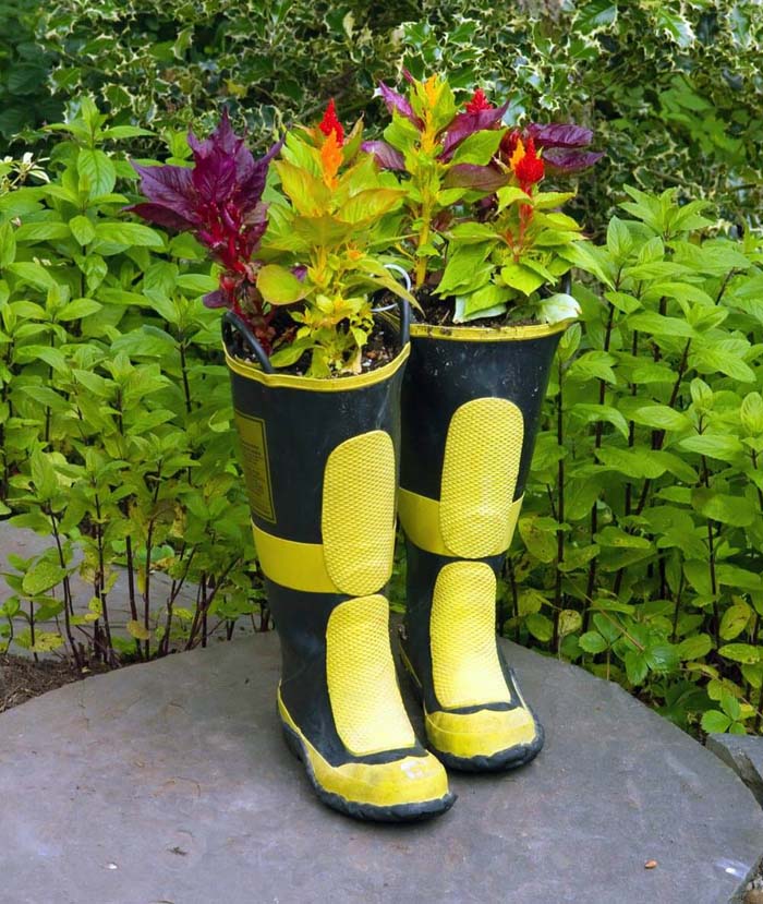 Rubber Rain Boots with Foliage #repurposedplanter #repurposedcontainer #decorhomeideas