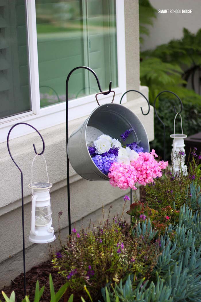 Simple and Functional Metal Bucket #gardenplanter #diygardenplanter #decorhomeideas