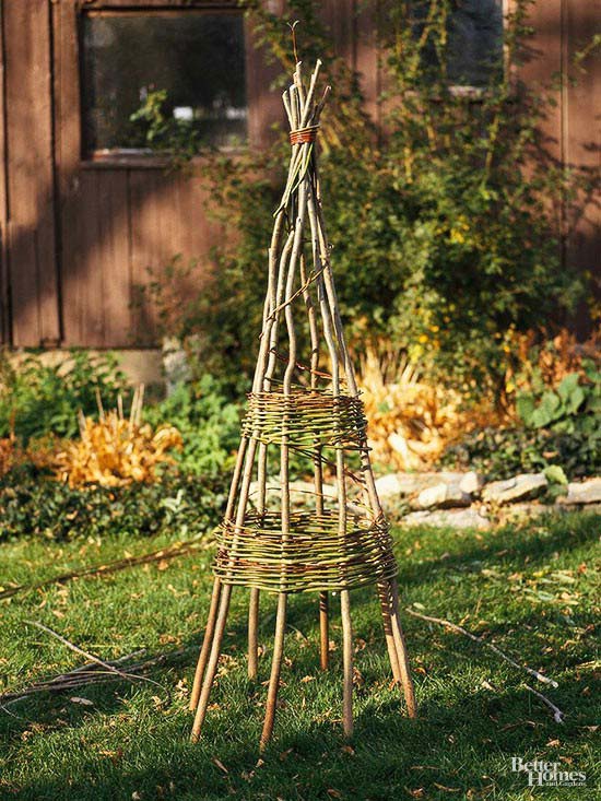 Simple DIY Willow Teepee Support #plantsupport #tomatocage #decorhomeideas