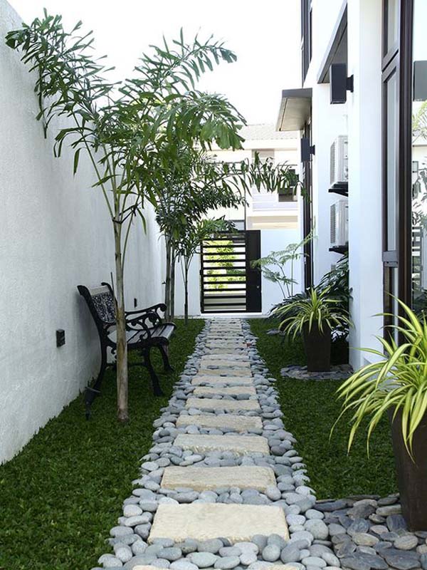 Simple White, Black, and Green Side Yard #sideyard #sidegarden #decorhomeideas