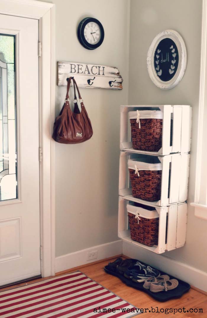 Wood Crate Stacked Entryway Shelves #diywoodcrateprojects #diywoodcrateideas #decorhomeideas