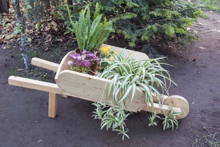 Wooden Wheelbarrow Planter #gardenplanter #diygardenplanter #decorhomeideas