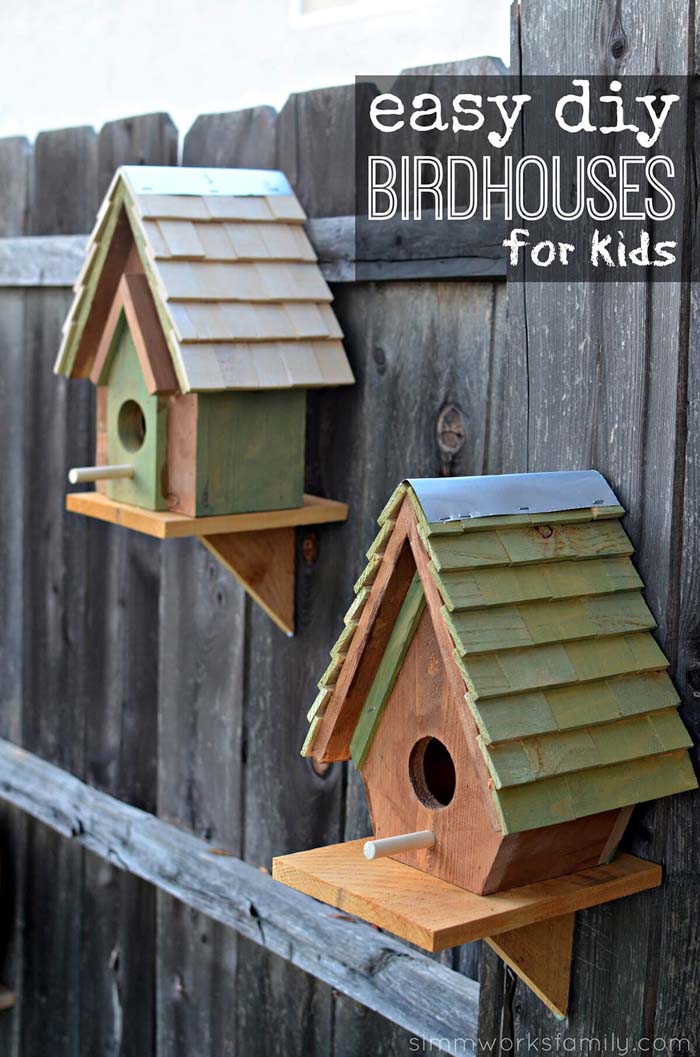 Adorable Birdhouses Hung on the Fence #gardenfencedecoration #decorhomeideas