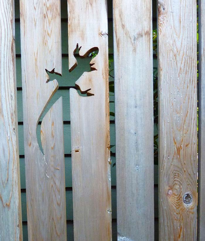 Adorable Lizard Cut into the Fence #gardenfencedecoration #decorhomeideas