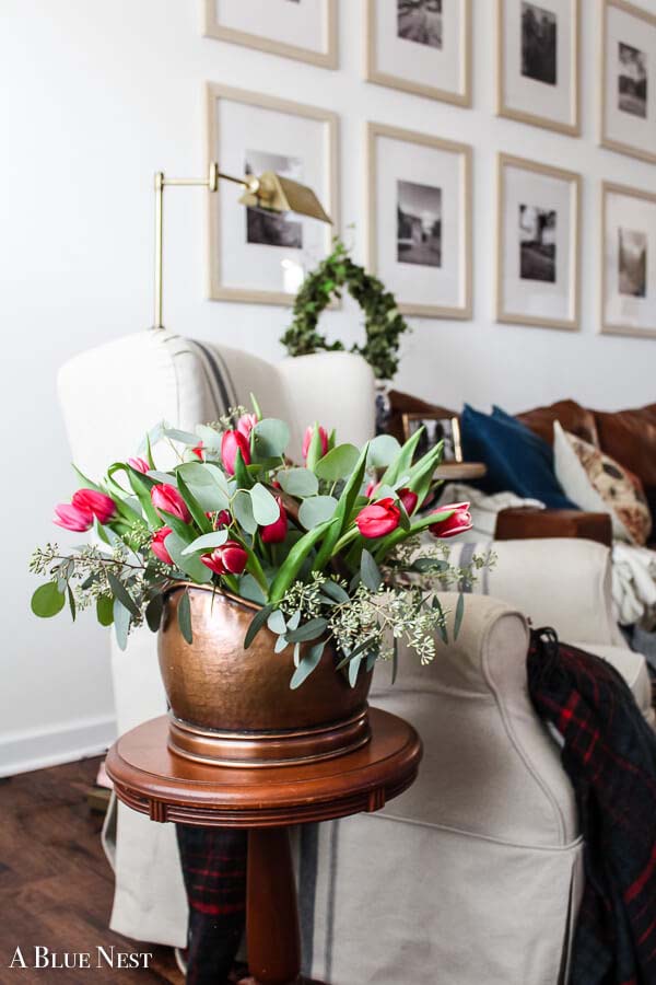 Amazing Tulip and Greenery Display #flowerarrangementsideas #flowerarrangement #decorhomeideas