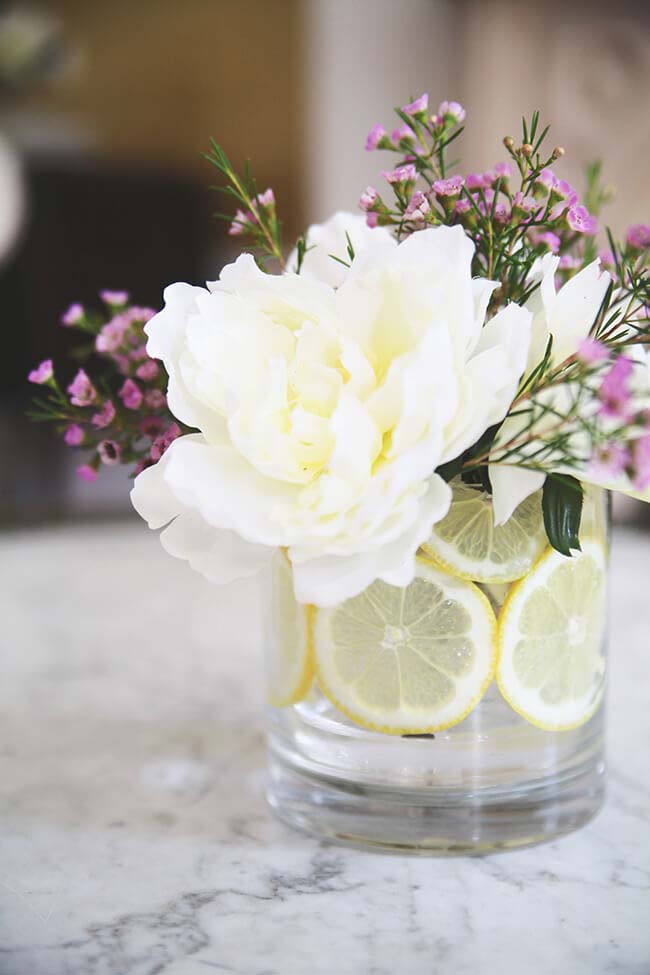 Citrus Slices Encircle Lemony Blossoms #flowerarrangementsideas #flowerarrangement #decorhomeideas