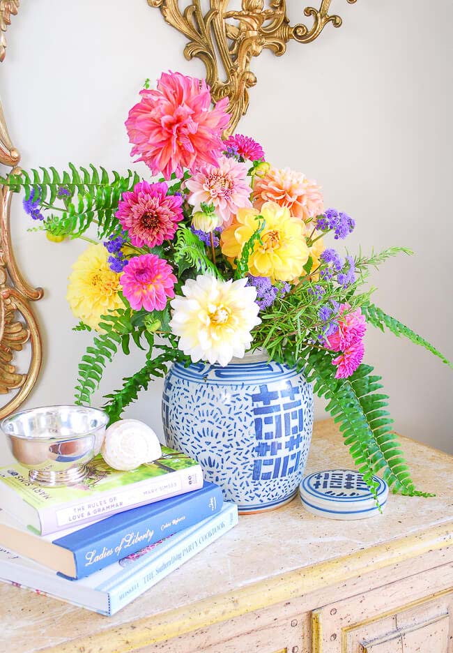 Classic Ginger Jar Flower Arrangement #flowerarrangementsideas #flowerarrangement #decorhomeideas