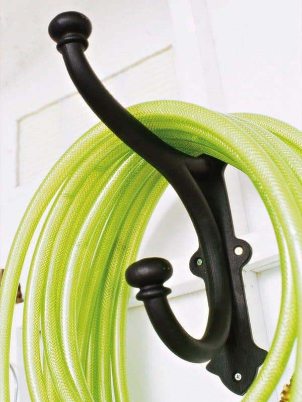 Use Coat Hangers As a Garden Hose #gardentoolstorage #gardenhacks #decorhomeideas