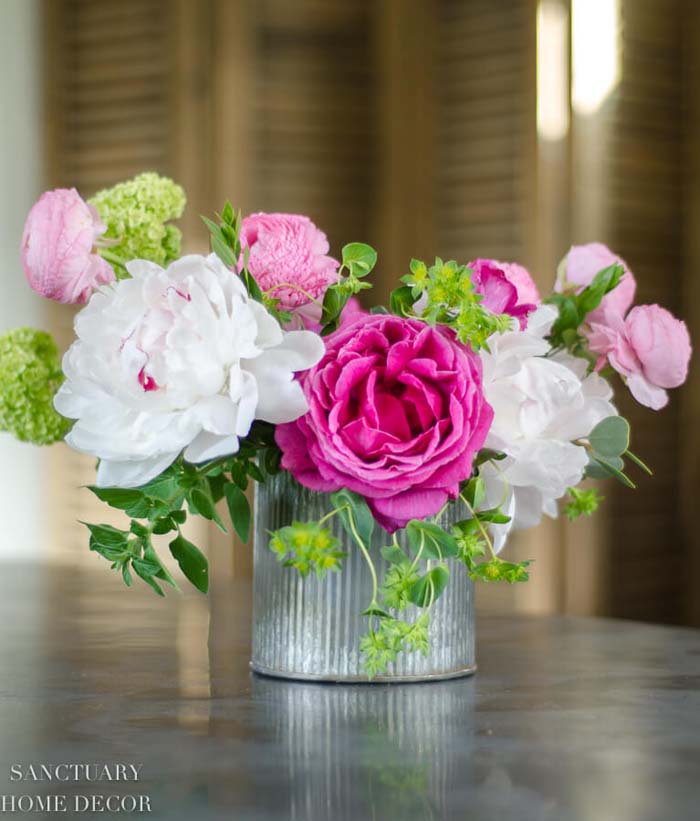 Colorfully Bold Spring Floral Arrangement #flowerarrangementsideas #flowerarrangement #decorhomeideas