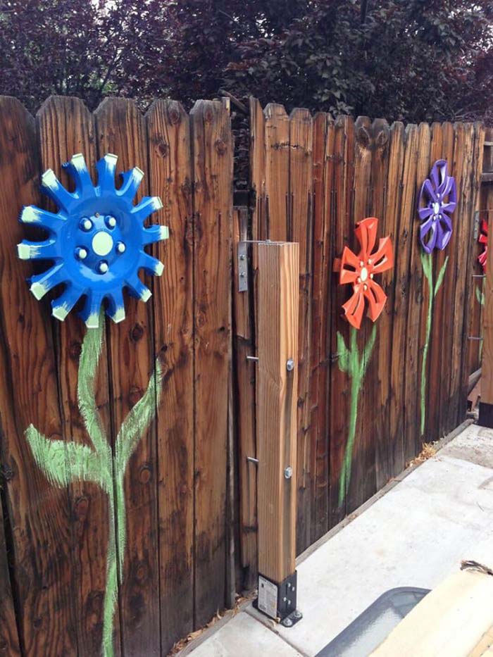 Cute Flowers made of Car Hubcaps #gardenfencedecoration #decorhomeideas