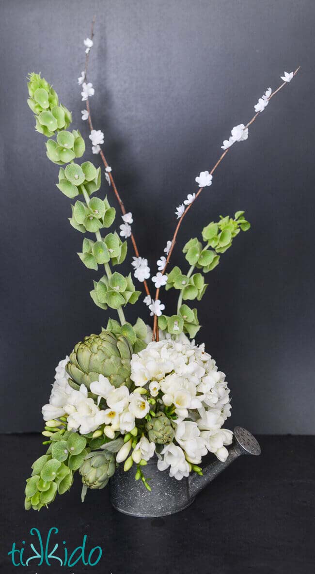 Cute Spring Floral Branch Arrangement #flowerarrangementsideas #flowerarrangement #decorhomeideas