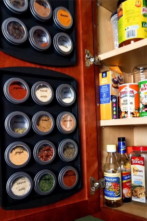 DIY Magnetic Dollar Store Spice Rack #spicerackideas #decorhomeideas