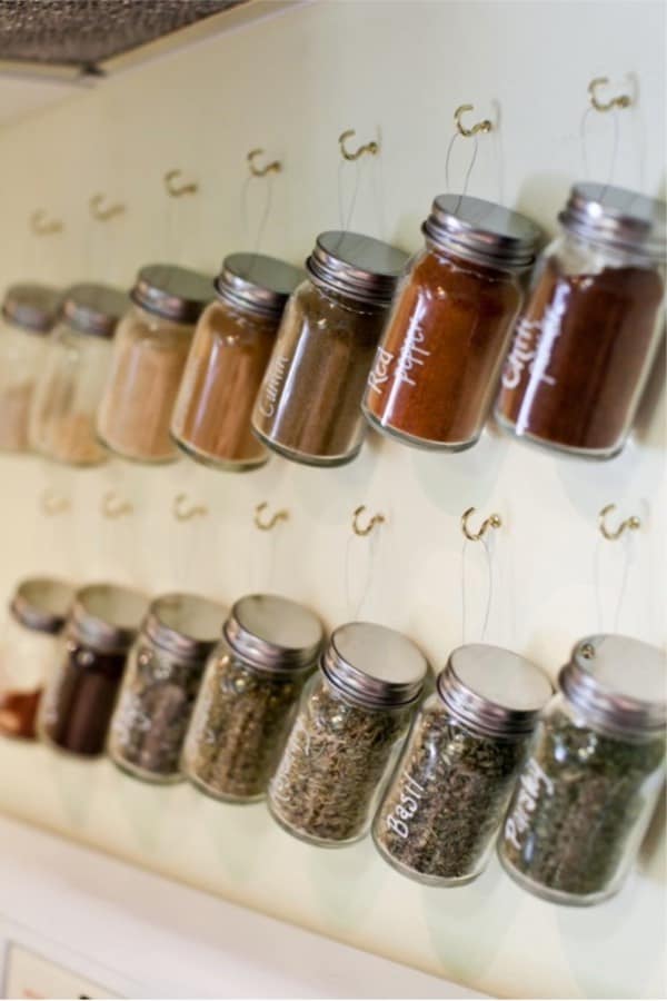 DIY Spice Jar Storage #spicerackideas #decorhomeideas