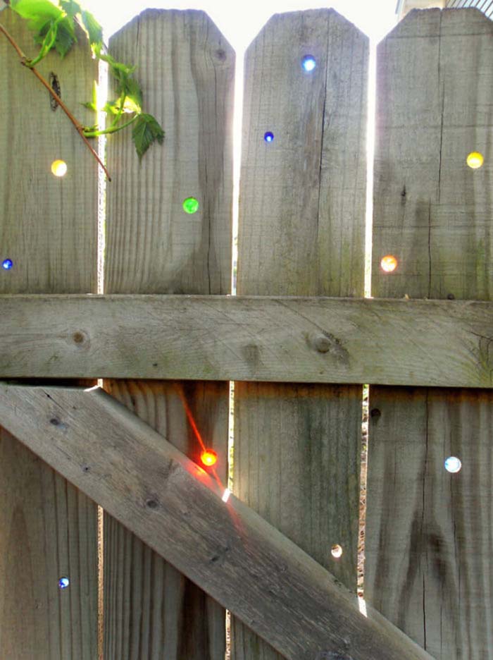 Fill in Fence Holes with Glass Gems #gardenfencedecoration #decorhomeideas