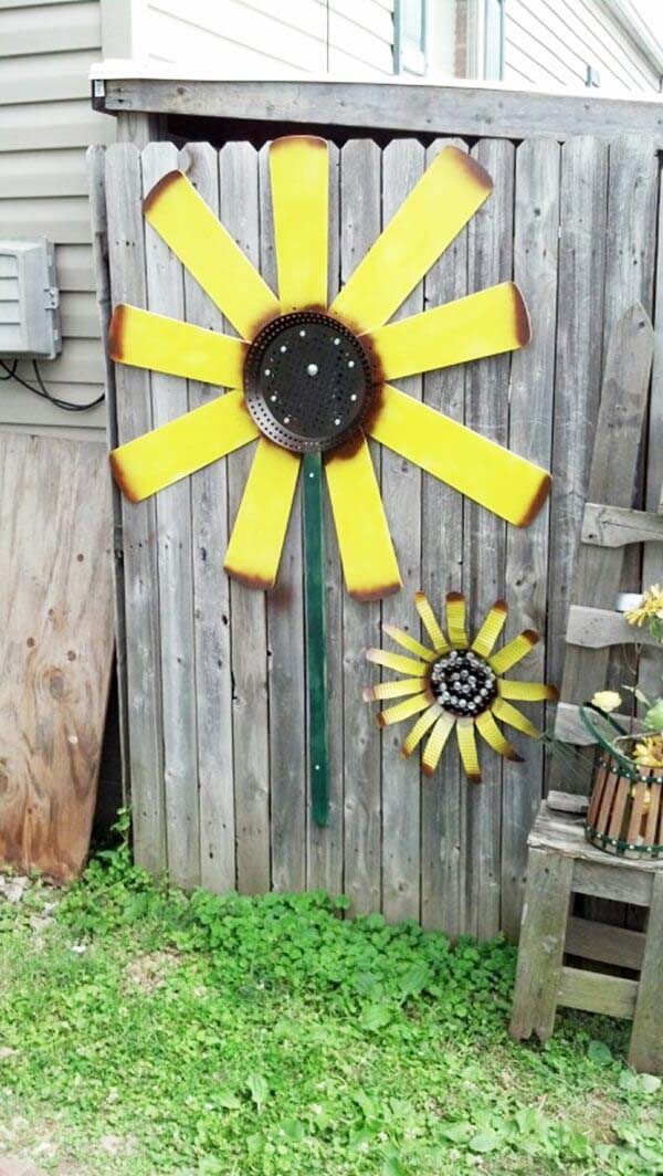 Garden Fence Decoration Idea with Sunflowers #gardenfencedecoration #decorhomeideas