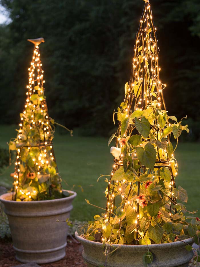 Gorgeous and Glowing Garden Trellis with Lights #backyardlightingideas #decorhomeideas