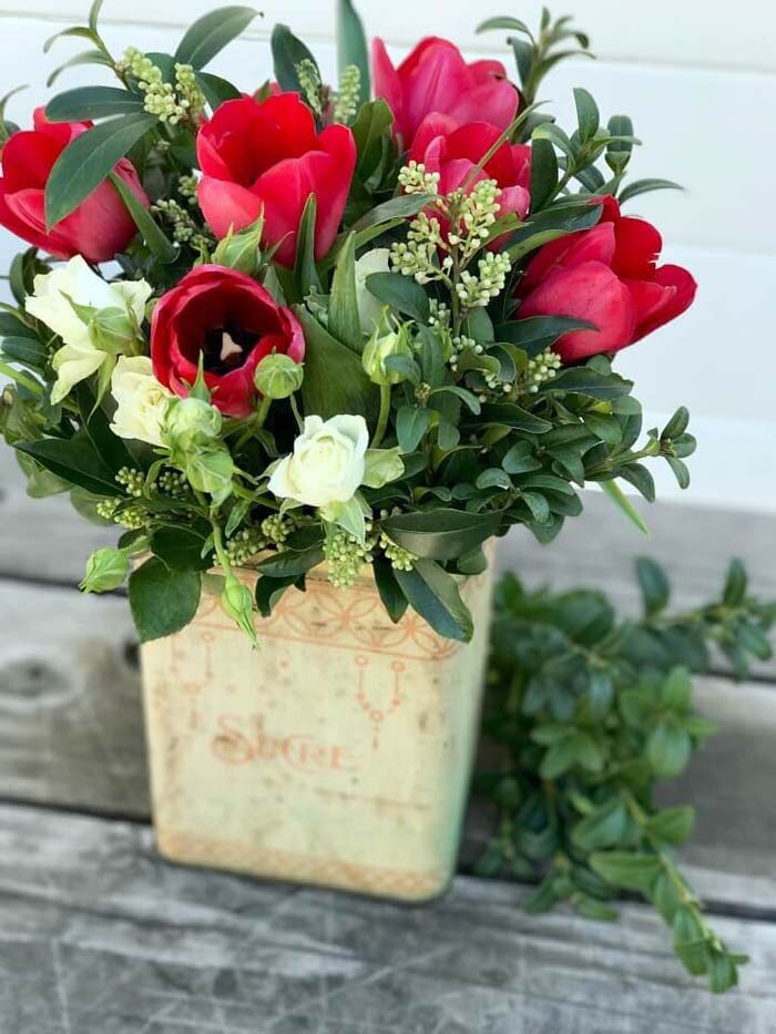 Gorgeous Flower Arrangement with Vintage Vase #flowerarrangementsideas #flowerarrangement #decorhomeideas