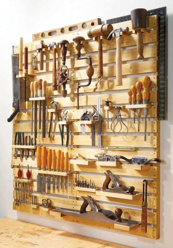 Hold Everything Pallet Tool Rack #gardentoolstorage #gardenhacks #decorhomeideas