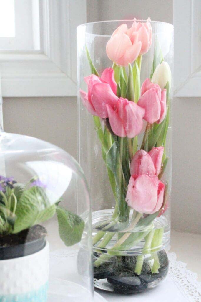 Modern Styled Tulips within a Tall Vase #flowerarrangementsideas #flowerarrangement #decorhomeideas