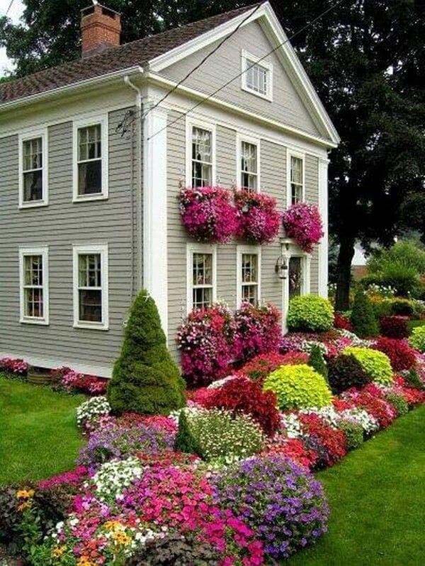 Multi-Season Flowerbed with Annuals and Evergreens #frontyardlandscapingideas #decorhomeideas