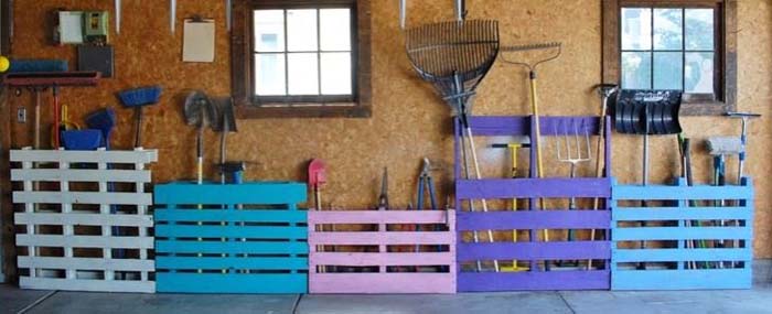 A Pallet Storage as a Garden Tool Storage Rack #gardentoolstorage #gardenhacks #decorhomeideas