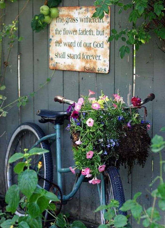 Recycled Bike with Flowers in the Basket #gardenfencedecoration #decorhomeideas