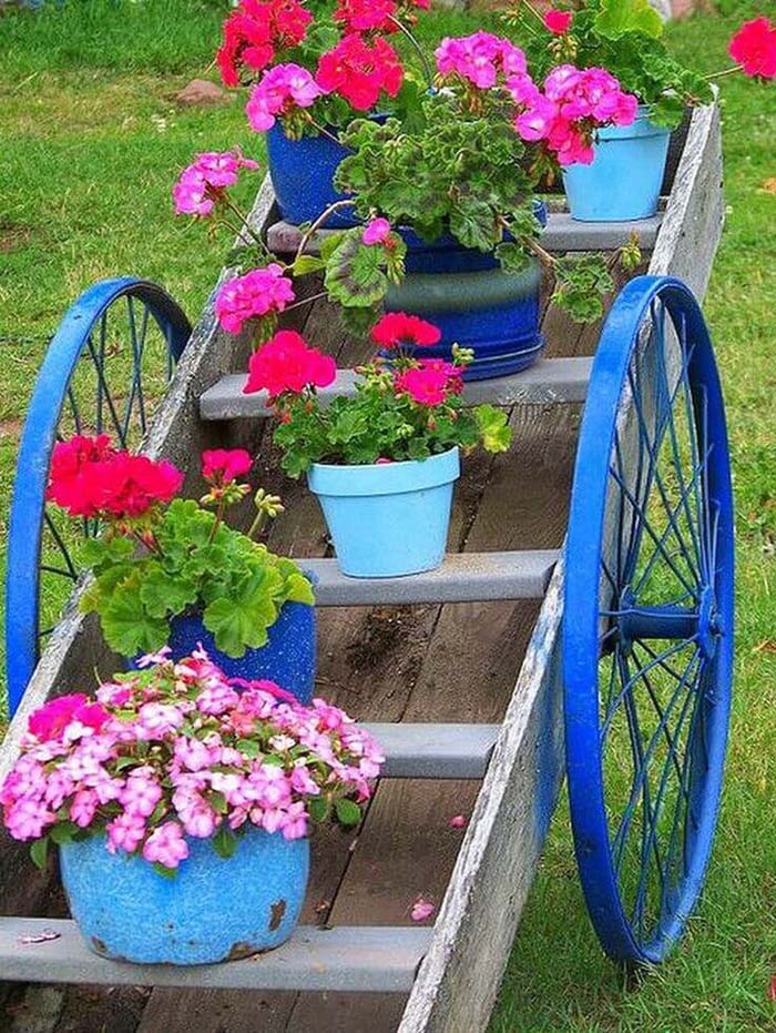 Rustic Wagon Plant Stand #frontyardlandscapingideas #decorhomeideas