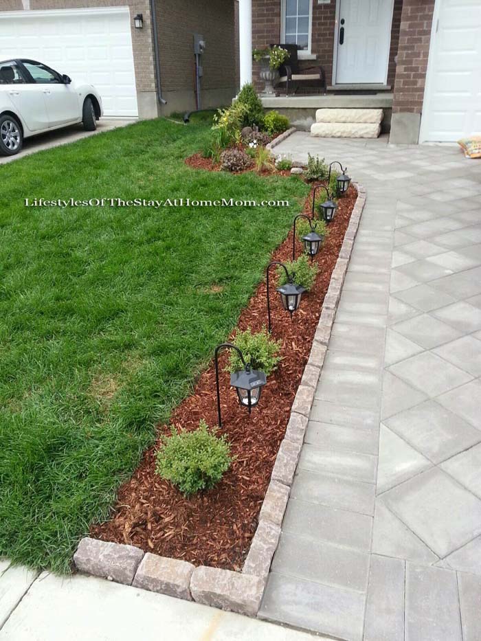 Simple Lighted Driveway Bed #frontyardlandscapingideas #decorhomeideas