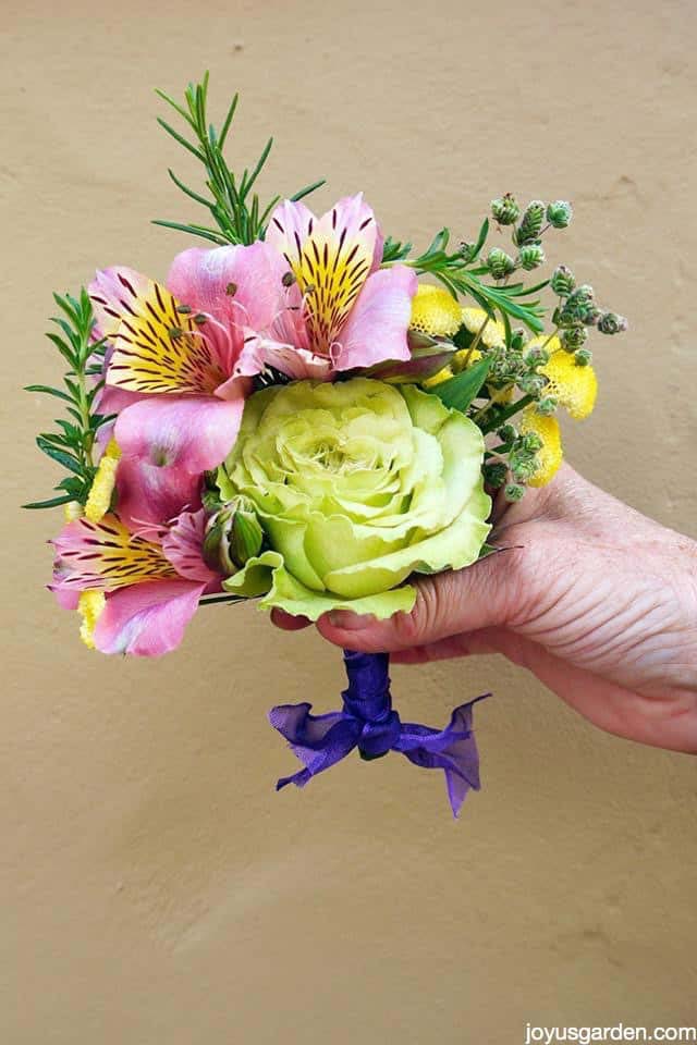 Stunning Flower and Herb Corsage #flowerarrangementsideas #flowerarrangement #decorhomeideas