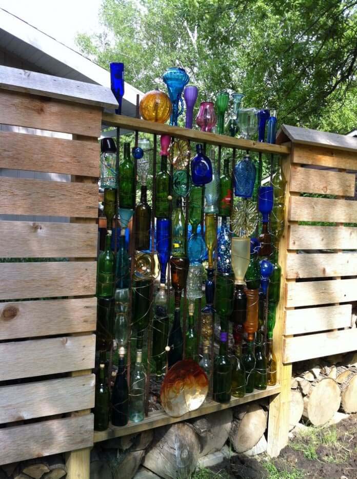 Upcycled Bottle Fence for the Garden #gardenfencedecoration #decorhomeideas