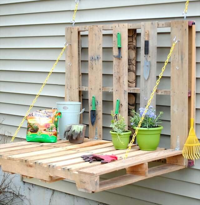 Use Old Pallets To Make a Garden Table #gardentoolstorage #gardenhacks #decorhomeideas