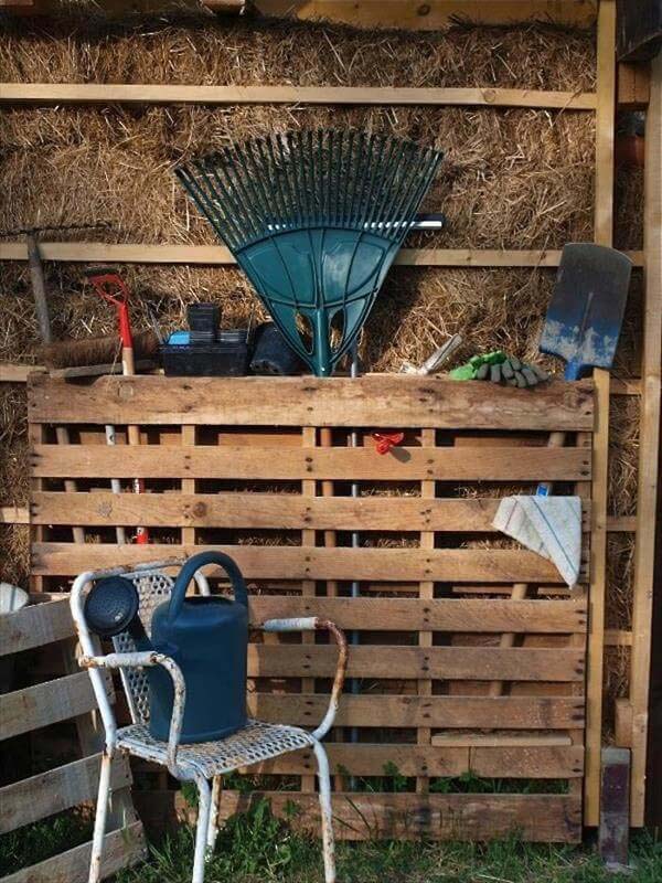 Vertical Pallet Garden Tools Holder #gardentoolstorage #gardenhacks #decorhomeideas