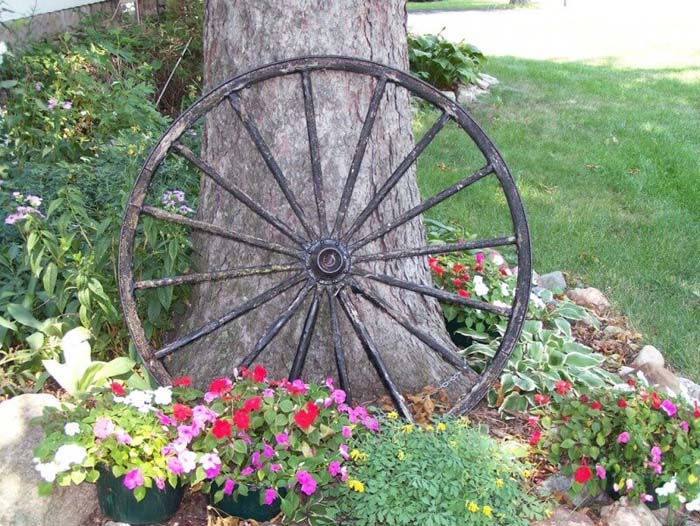 Wagon Wheel Accent #frontyardlandscapingideas #decorhomeideas