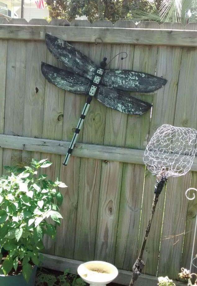 Weathered Dragonfly Sign on the Fence #gardenfencedecoration #decorhomeideas