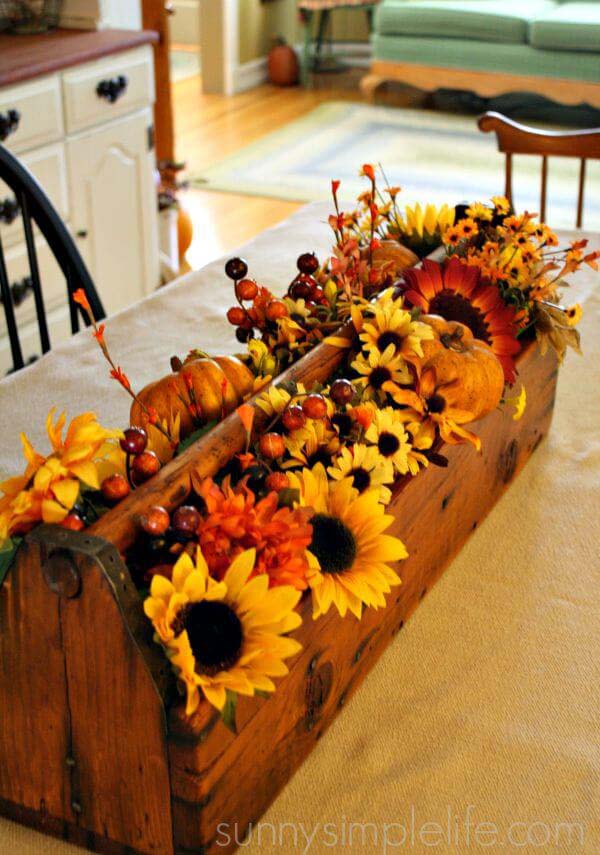 Berries and Flowers in Pretty Fall Colors #fallfarmhousedecor #decorhomeideas