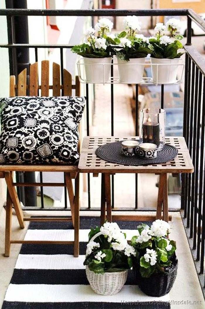 Black and White Simplicity #balconygarden #decorhomeideas