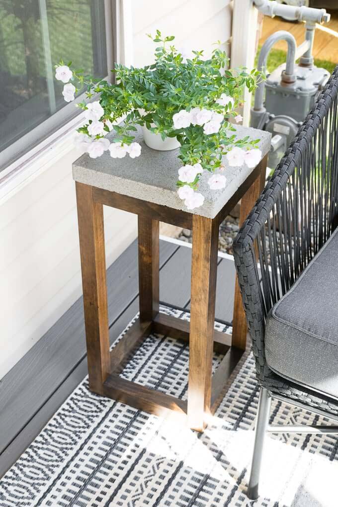 Build Your Own Outdoor Tables with Concrete Pavers #diycementprojects #decorhomeideas