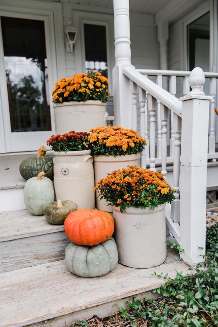 Cheerful Marigolds Light Up this Porch #fallfarmhousedecor #decorhomeideas