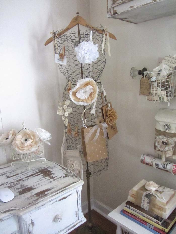 Chicken-wire and Vintage Hanger Dress Form Display #vintage #storageideas #decorhomeideas