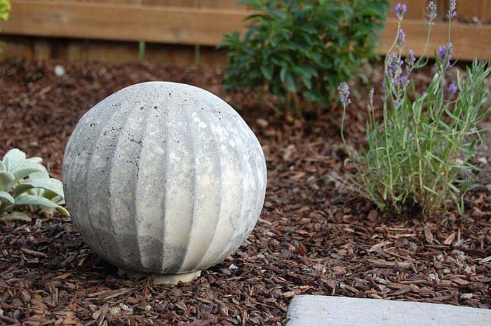 Concrete Garden Globes to Enhance Your Outdoor Space #diycementprojects #decorhomeideas