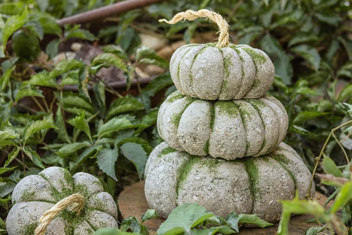 Concrete Pumpkin for Fall Decor #diycementprojects #decorhomeideas