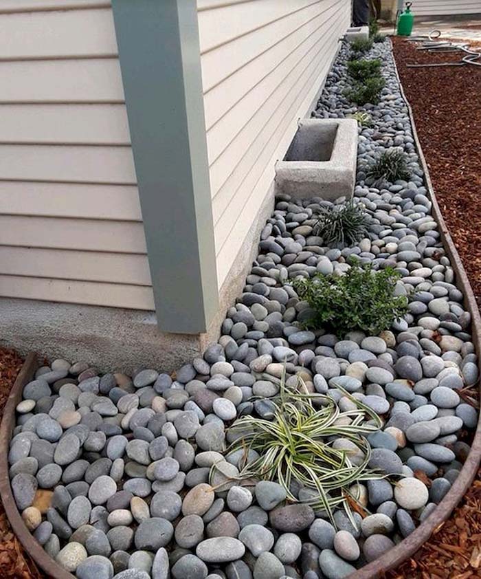 Dry River Bed With River Stones #riverrocklandscaping #decorhomeideas