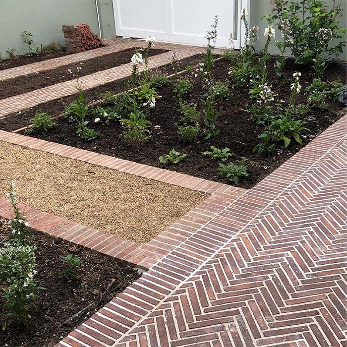 Elegant Red Brick Garden Edging #gardenedgingideas #decorhomeideas