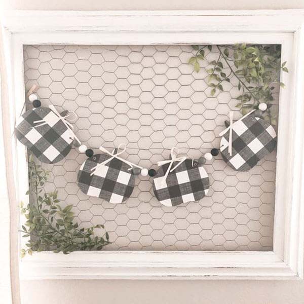 Eye-catching Buffalo Check Banner #buffalocheckfalldecor #decorhomeideas