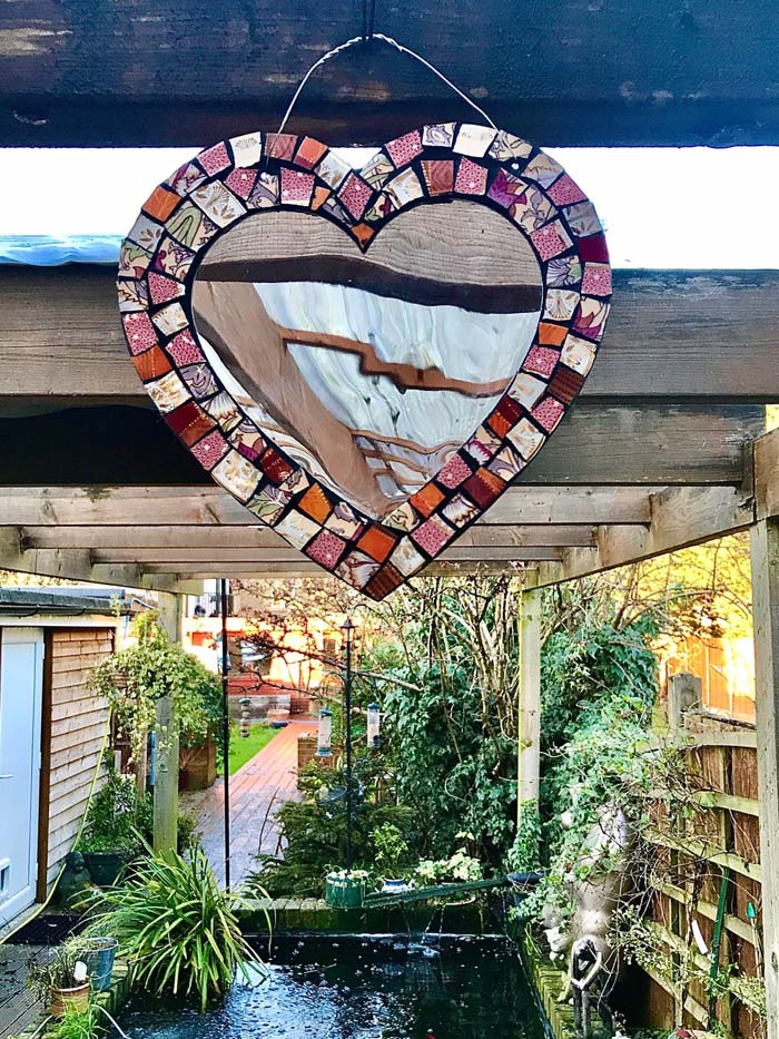 Handmade Heart Mirror #brokenglassart #decorhomeideas