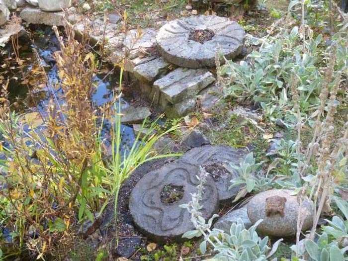Make Your Own Garden Millstones #diycementprojects #decorhomeideas