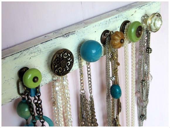 Mismatched Drawer Pull Jewelry Holder #vintage #storageideas #decorhomeideas