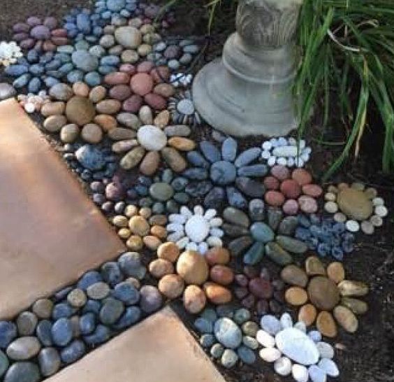 Mosaic Rock Flowers #riverrocklandscaping #decorhomeideas