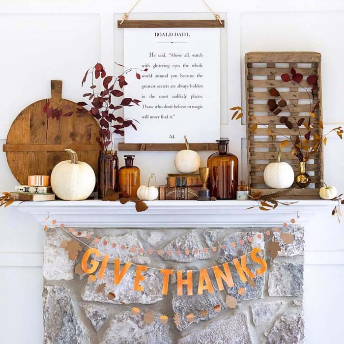 Oranges and Browns Warm the Fall Scene #fallfarmhousedecor #decorhomeideas